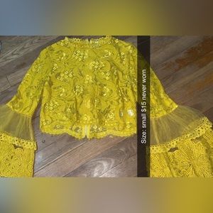 I’m selling I long sleeve yellow crop top it haves not worn!!